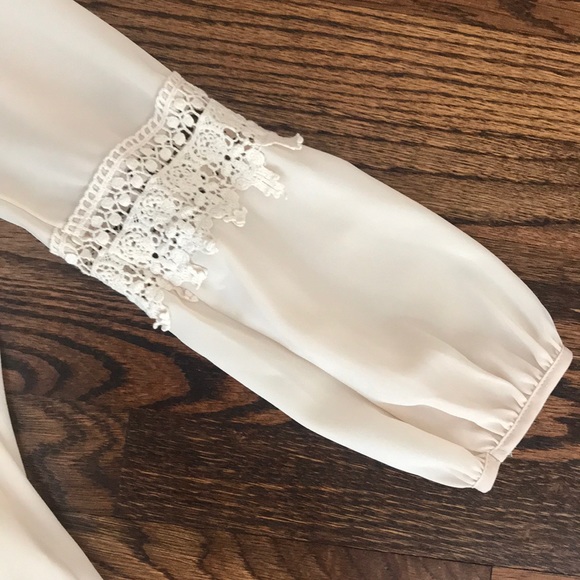 Francesca‘s off-white/cream long sleeve blouse -S - Picture 4 of 9